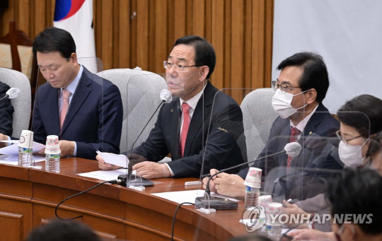 주호영 국민의힘 원내대표가 21일 오전 국회에서 열린 국정감사대책회의에서 발언하고 있다. <연합뉴스>